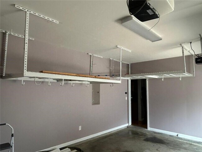 Building Photo - 815 Earlham Dr