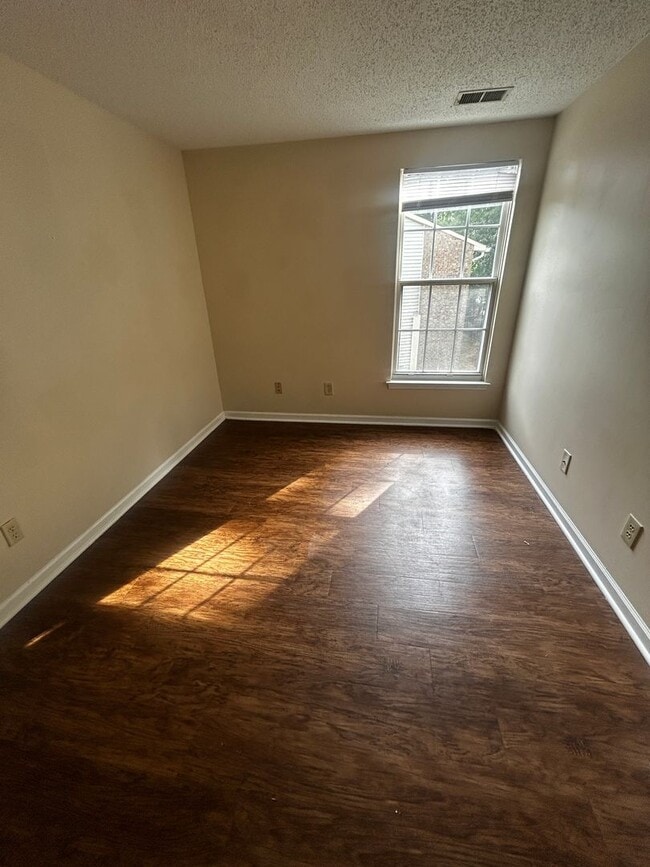 Building Photo - Freshly Renovated 3BR Condo Steps from UNC...