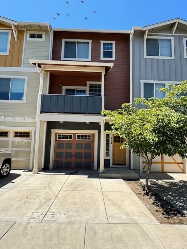 Primary Photo - 3 LEVEL CONDO W/ UPGRADES, GARAGE/ FENCED ...