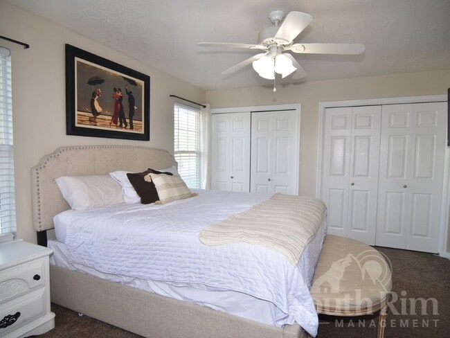 Building Photo - 916 Greenridge Ave