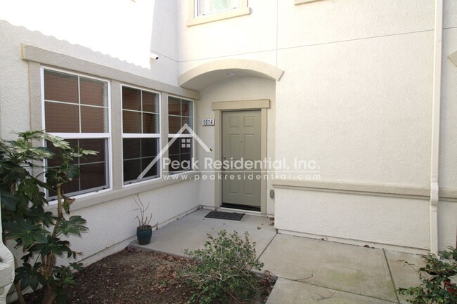 Building Photo - Newer 3bd/2.5ba North Natomas Condo with 2...