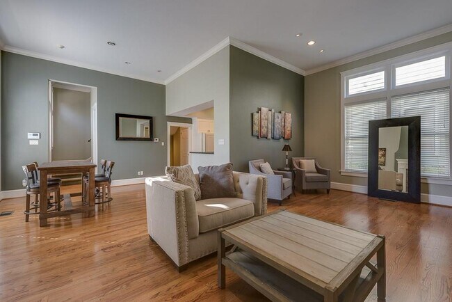 Building Photo - 2624 Thomas Ave