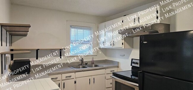 Building Photo - $1395 Quaint 2 bedroom with Washer/Dryer, ...