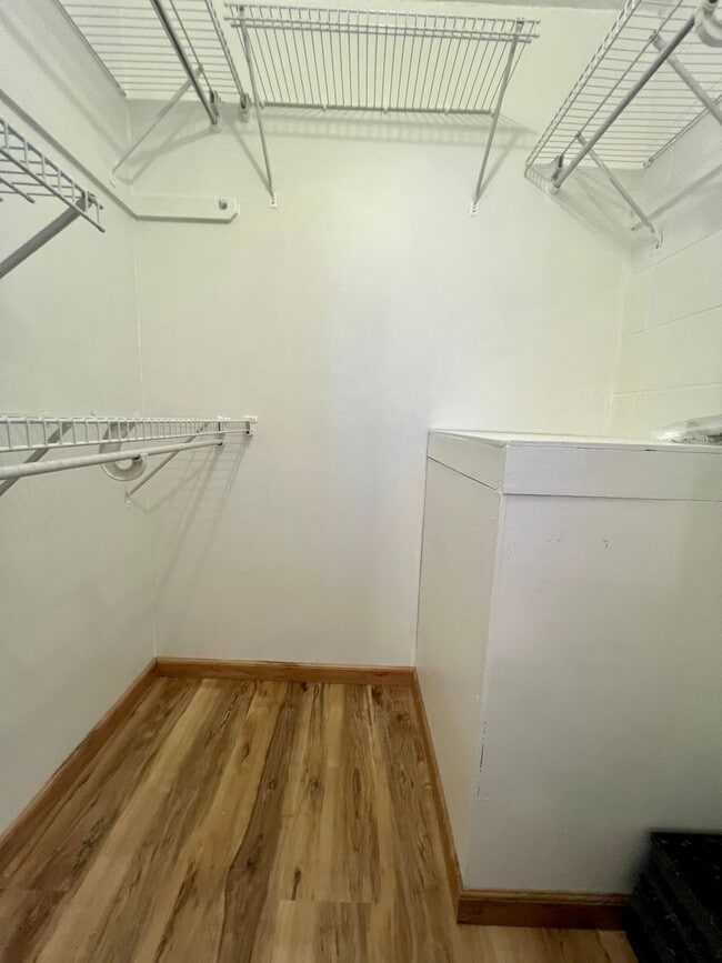 Building Photo - Charming 1/1/1 Ground Floor Unit with Lanai & Yard