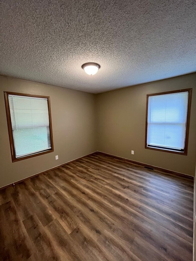 Building Photo - Updated 2 bed 1 bath with garage!