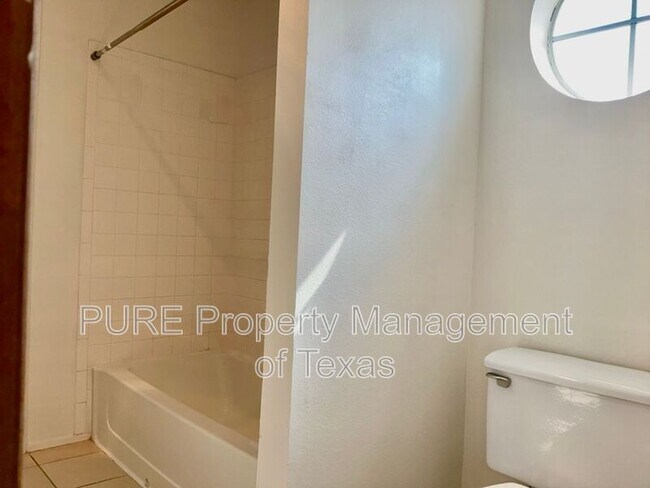 Building Photo - 12120 Thompkins Dr