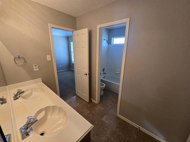 Building Photo - 327 Hillglen Dr