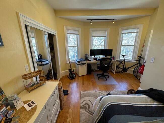 Building Photo - Awesome 6 bed 3.5 bath in Somerville...