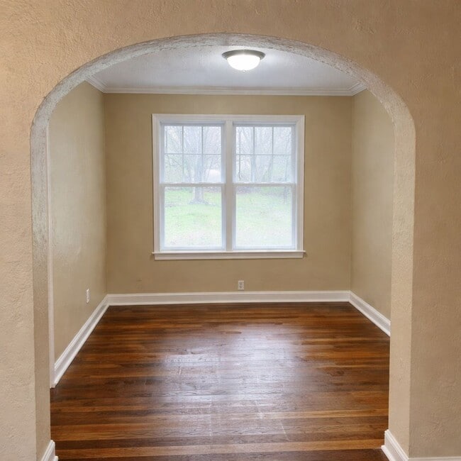Building Photo - Large 3 Bed, 2 Bath Two-Story Home