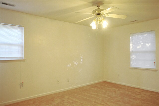 Building Photo - Cozy 3 Bed, 2 Bath Home in Ridgewood!