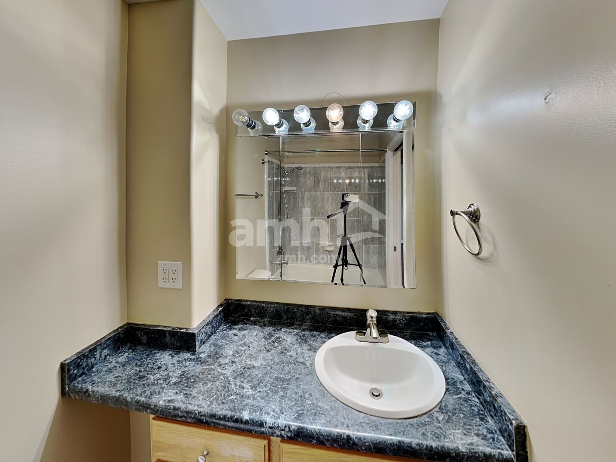 Building Photo - 451 W 225 N