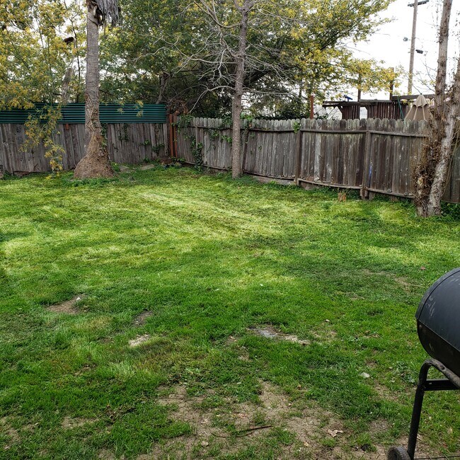 Building Photo - 325 Falcon Dr