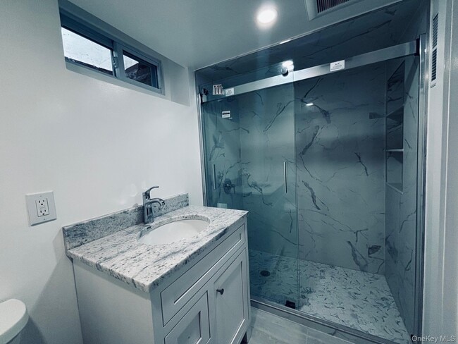 Building Photo - 14 Chamberlain Ave