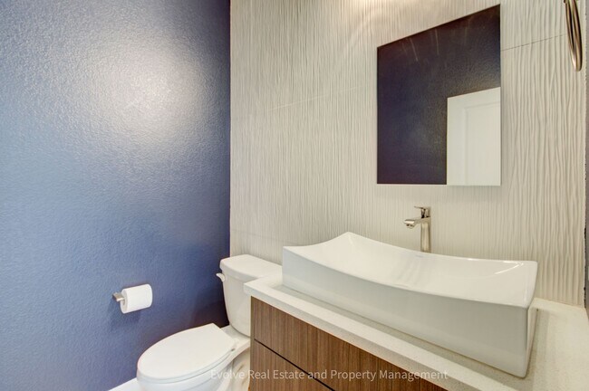 Building Photo - Evolve Real Estate: Gorgeous Townhome Near Sloan's Lake AVAILABLE JUNE 1ST!