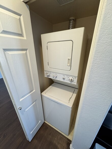 In-unit washer/dryer - 12646 Springbrook Dr