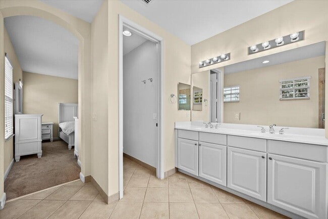 Building Photo - 647 Castle Dr