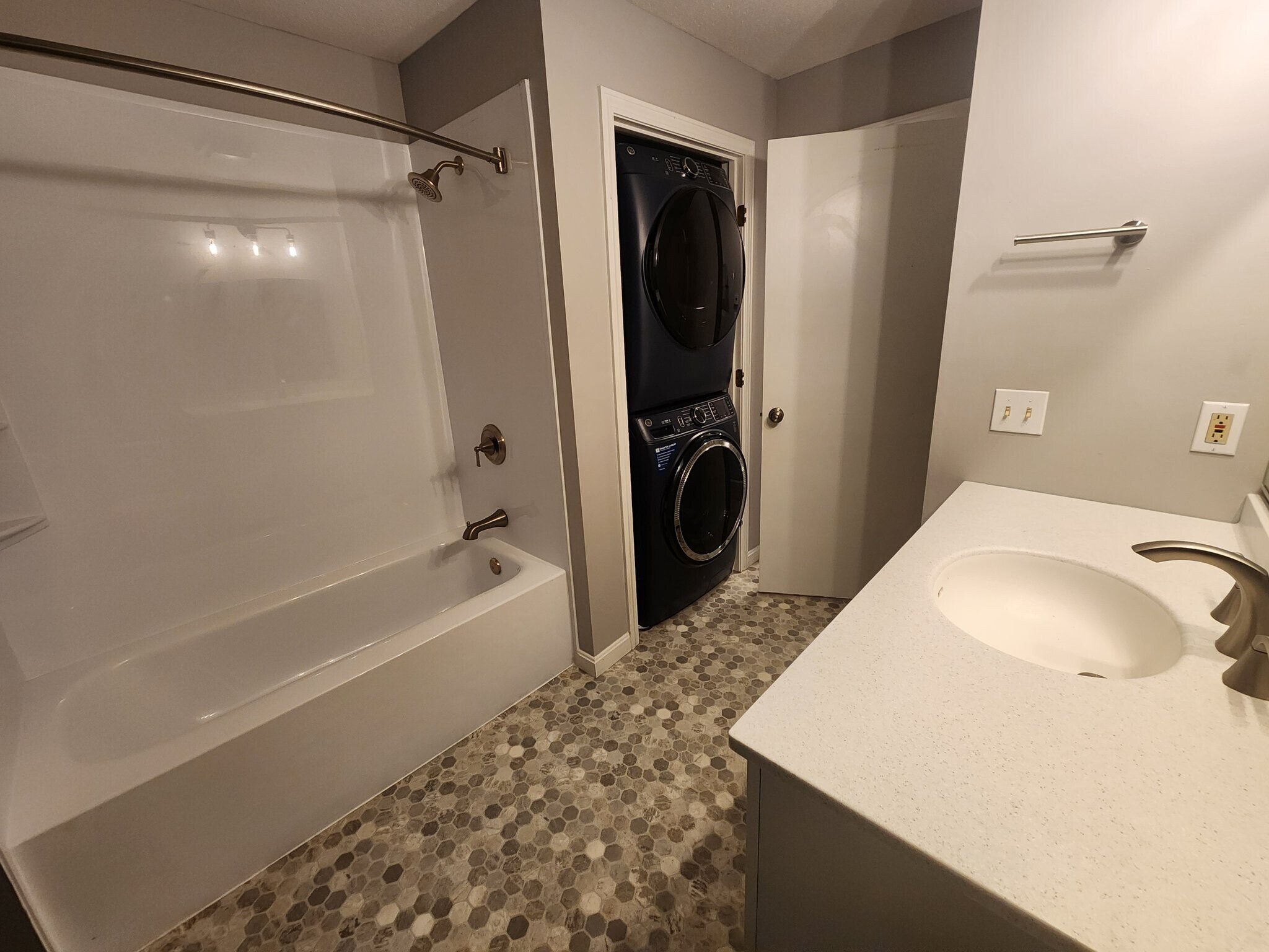 Building Photo - 205 Forest Dr