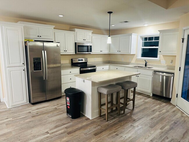 Building Photo - Spacious 4BR Home on 1.98 Acres with Modern Finishes in Tupelo Hills