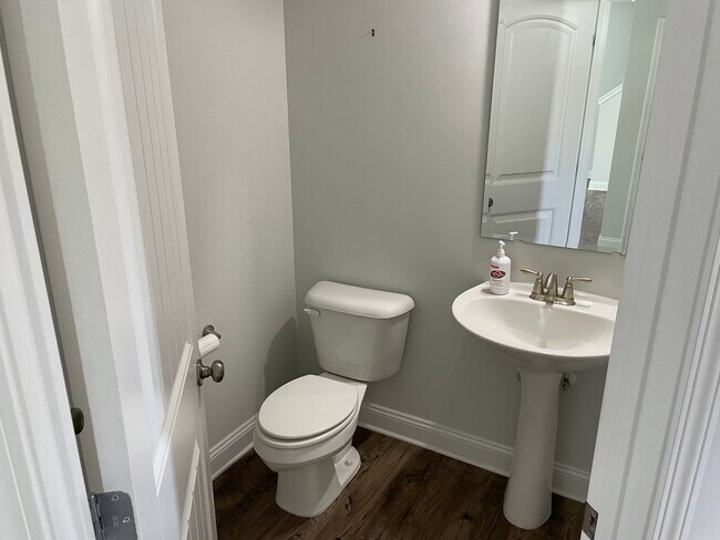 Building Photo - Like new home on cul-de-sac lot with 3 bedrooms, loft and 2.5 bathrooms!