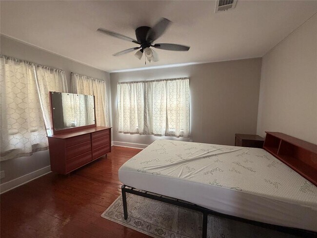 Building Photo - 521 S Oak Ave