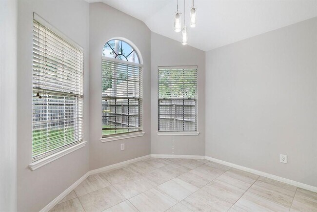 Building Photo - 1319 Castlemist Dr