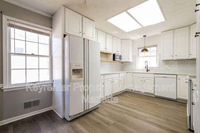 Building Photo - 480 Debra Dr