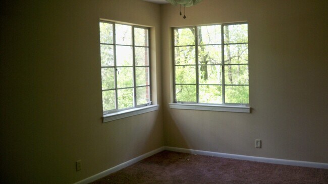 Building Photo - 2716 Wood Dr NE