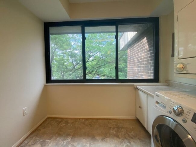 Building Photo - 2 Bedroom 1.5 Bathroom Apartment Unit Loca...