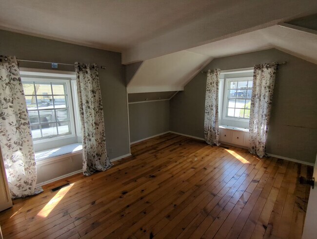 Building Photo - Cute Red Bank House
