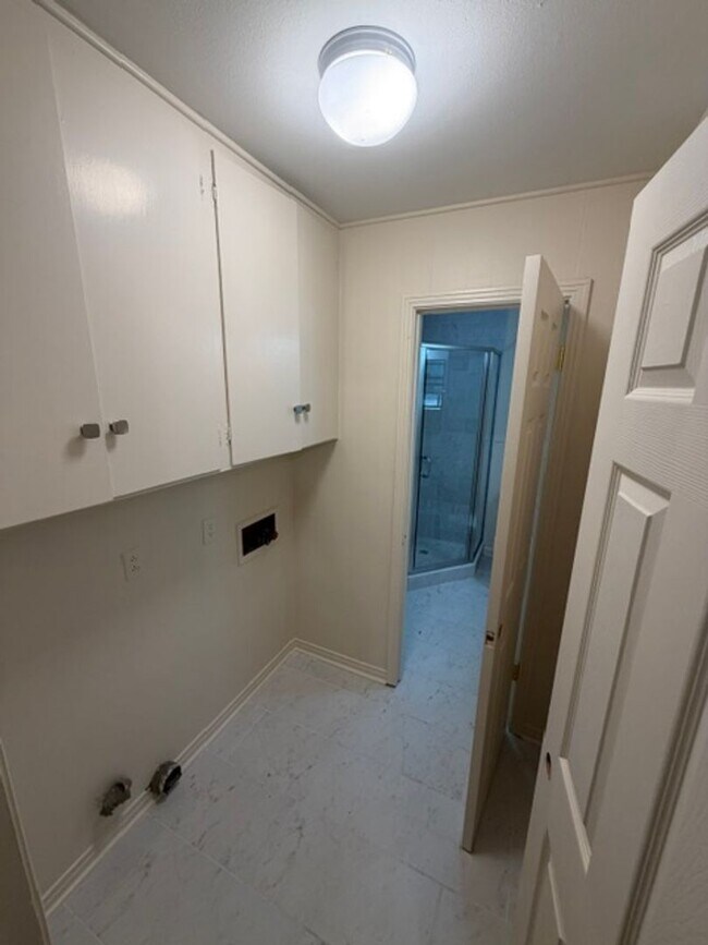 Building Photo - Gorgeous 3 Bedroom Remodeled Home