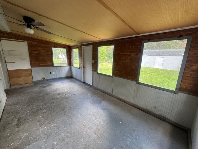 Building Photo - 1143 Lakewood Dr