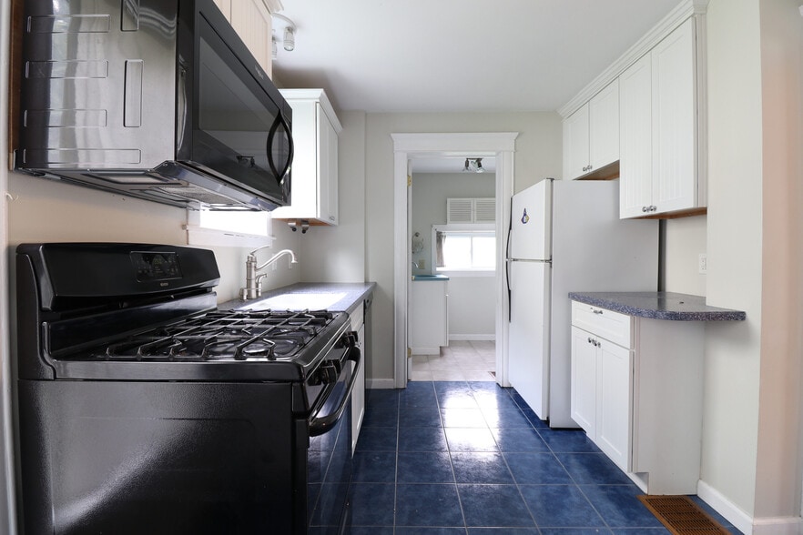 Kitchen - 128 Crestmont Rd