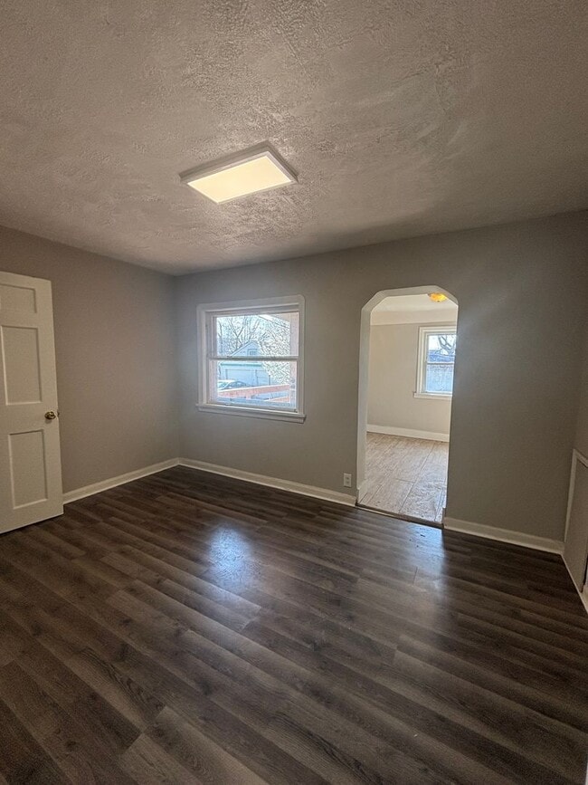 Building Photo - Spacious Single Family Home