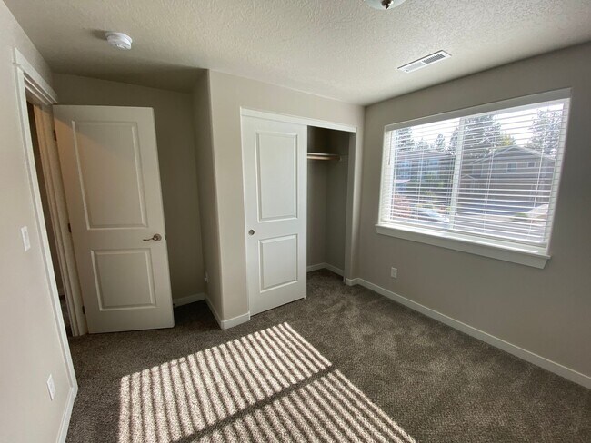 Building Photo - 3 Bed 2.5 Bath home in central Bend!