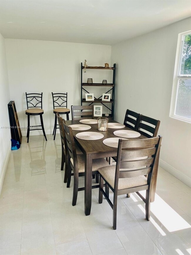 Building Photo - 1810 SW 22nd Ave