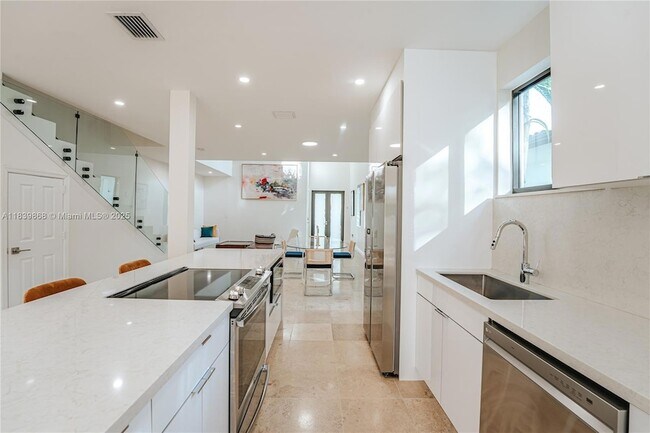 Building Photo - 2766 SW 33rd Ave