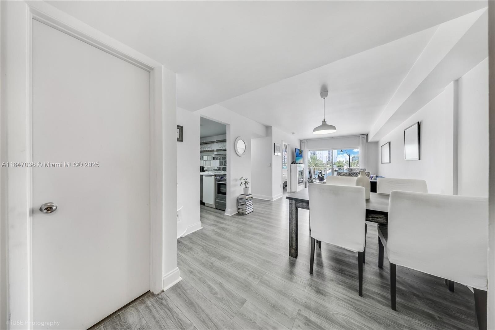 Building Photo - 2600 Collins Ave