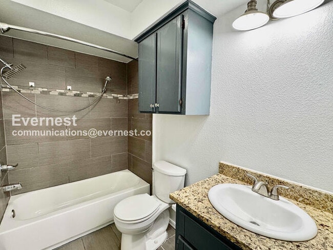 Building Photo - 3 Bed/1.5 Bath Home with Garage / Pet-Frie...