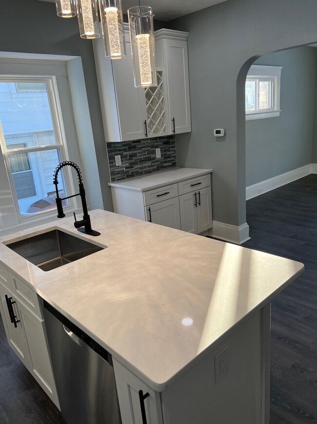 Building Photo - Gorgeous 4 bd, 2.5 bth Lakewood Stunner!