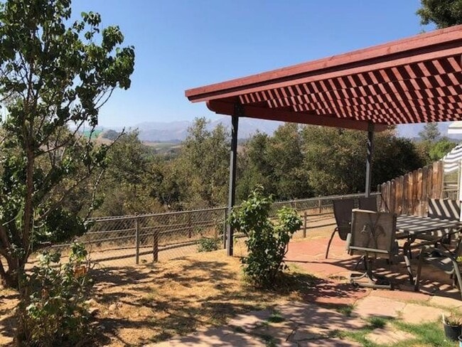 Building Photo - Oak View- Three bedroom home with Mountain...