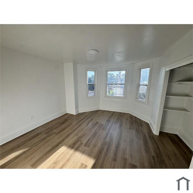 Building Photo - 409 E Chestnut St