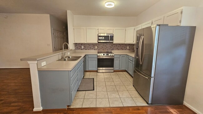 Building Photo - 332 Summerville Ct