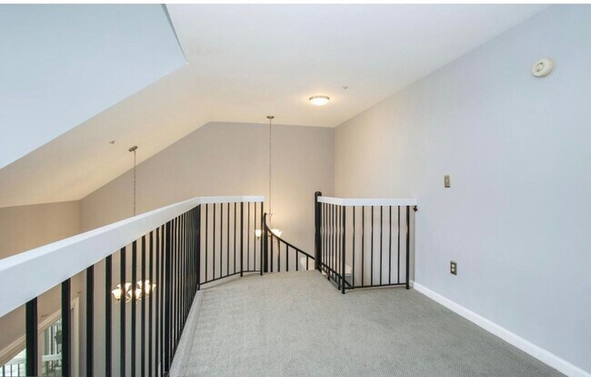 Building Photo - Beautiful 2-Level top floor condo close to...
