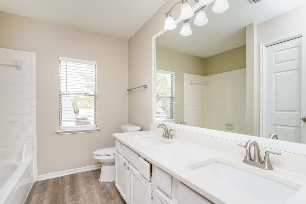 Building Photo - 18162 Holly Green Dr