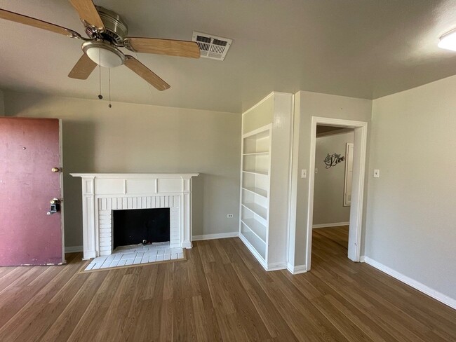 Building Photo - 2-Bedroom, 1-Bathroom Duplex Waco TX