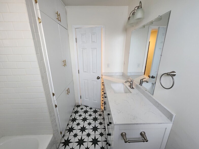 Building Photo - 1414 S Orange Grove Ave