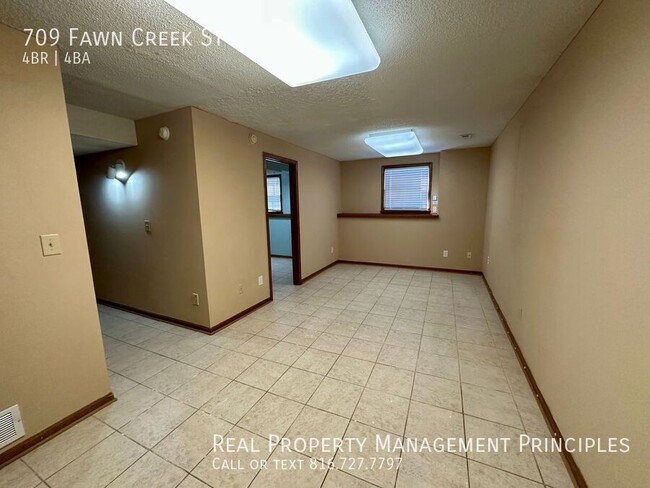 Building Photo - Very Spacious, Pet Friendly, 4 Bedroom 4 B...