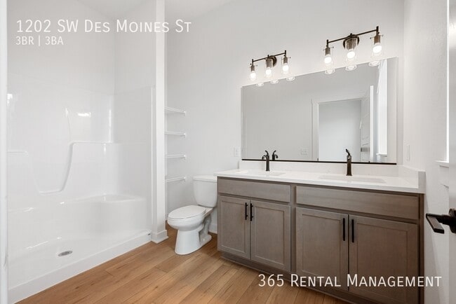 Building Photo - 1202 SW Des Moines St
