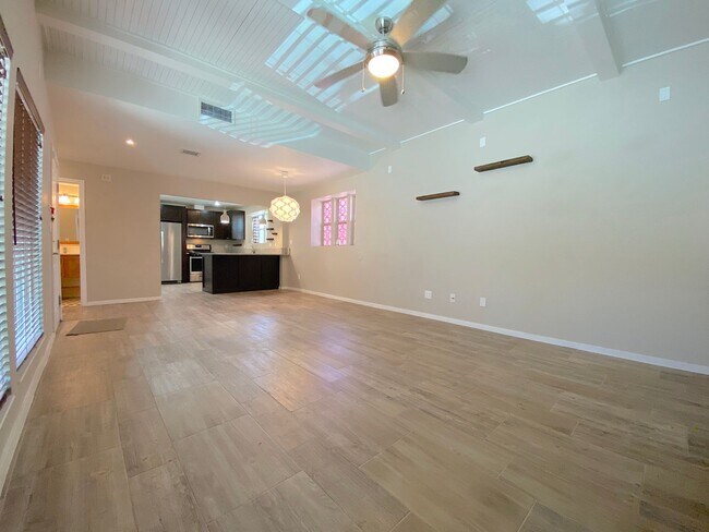 Building Photo - 4004 Camelot Heights Dr