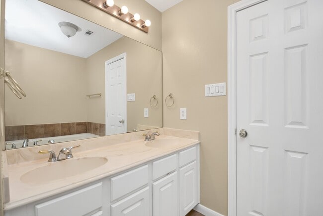 Building Photo - 11899 Algonquin Dr